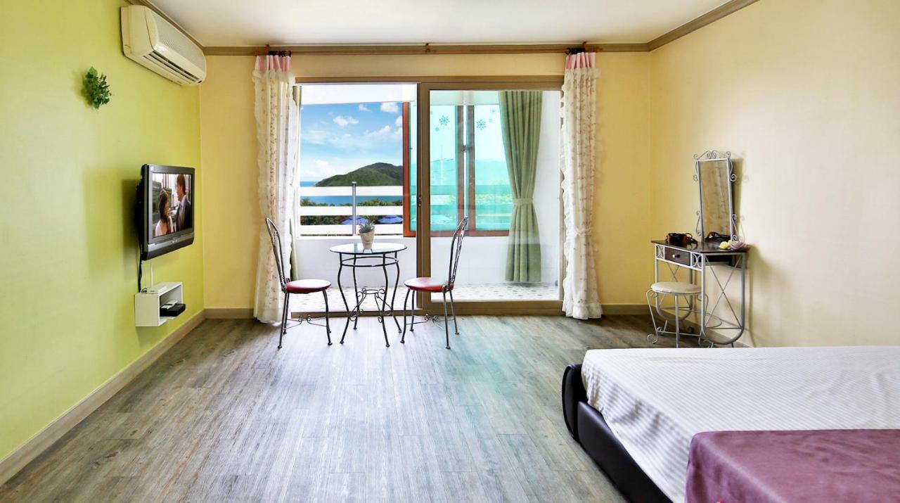 Tongyeong Paper Island Pension Екстер'єр фото