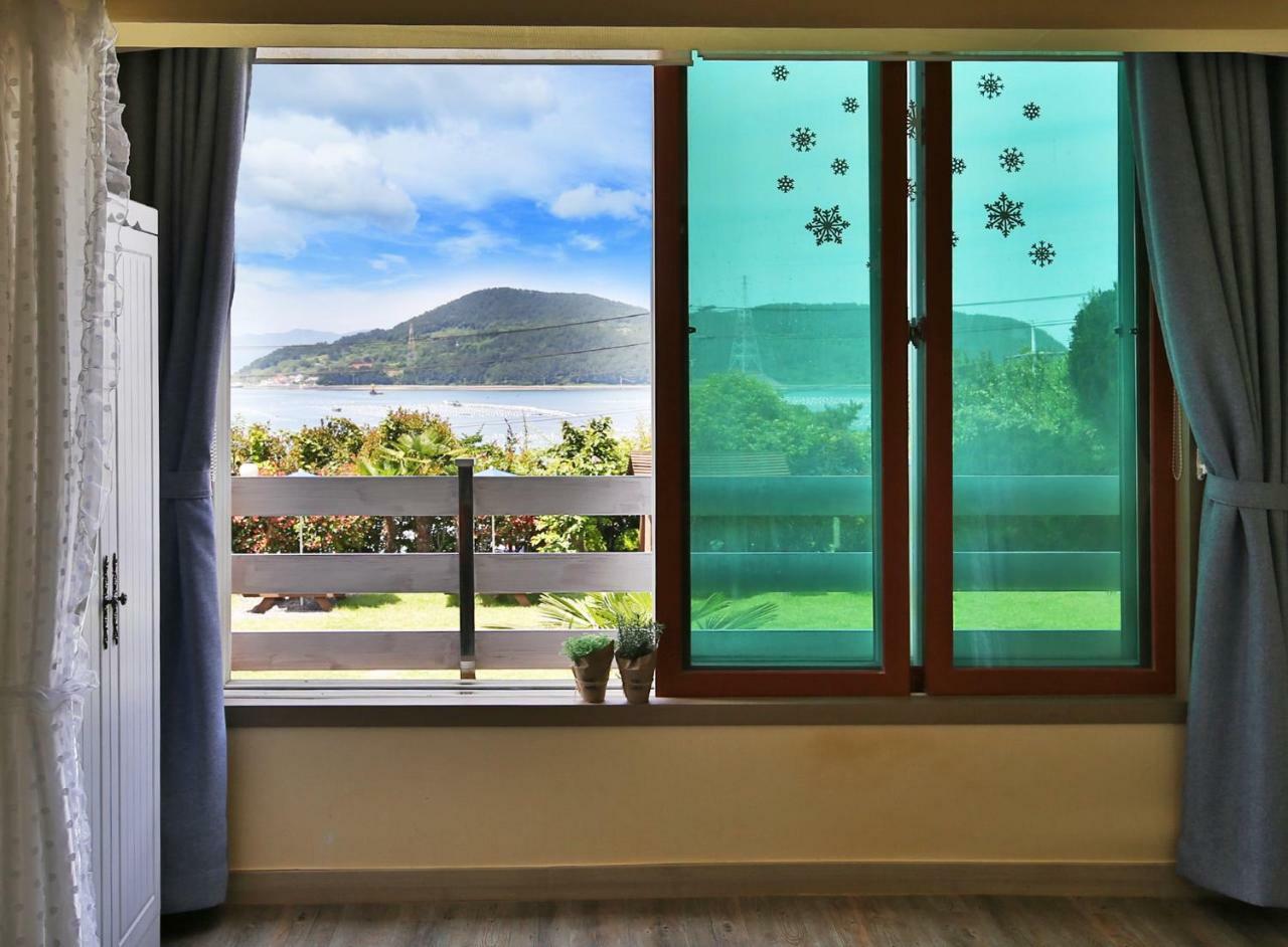 Tongyeong Paper Island Pension Екстер'єр фото