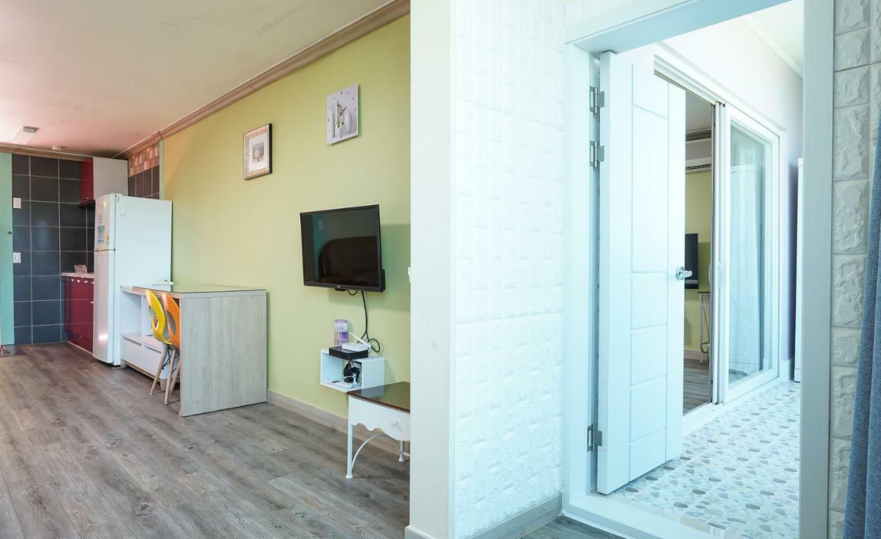 Tongyeong Paper Island Pension Екстер'єр фото